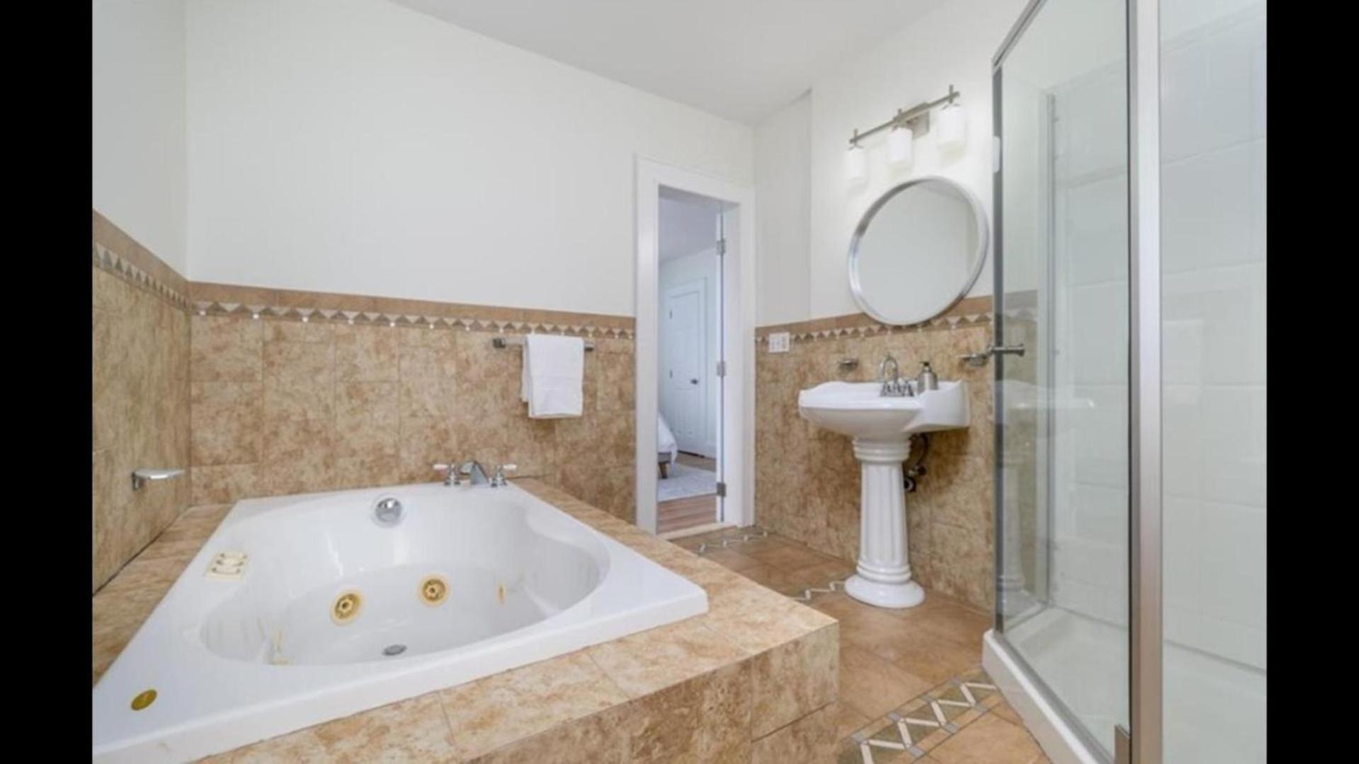 Black Rock Home - 4 Bed - Jacuzzi Bath - Beach Бріджпорт Екстер'єр фото